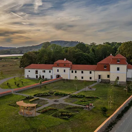 Ugron Castle Fiatfalva Bed & Breakfast
