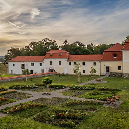 Ugron Castle Fiatfalva Bed & Breakfast