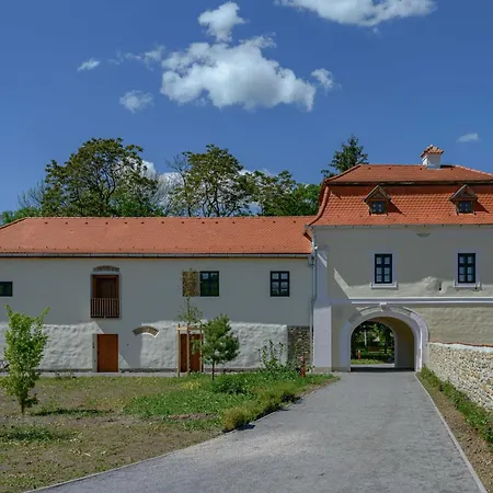 Ugron Castle Fiatfalva Bed & Breakfast